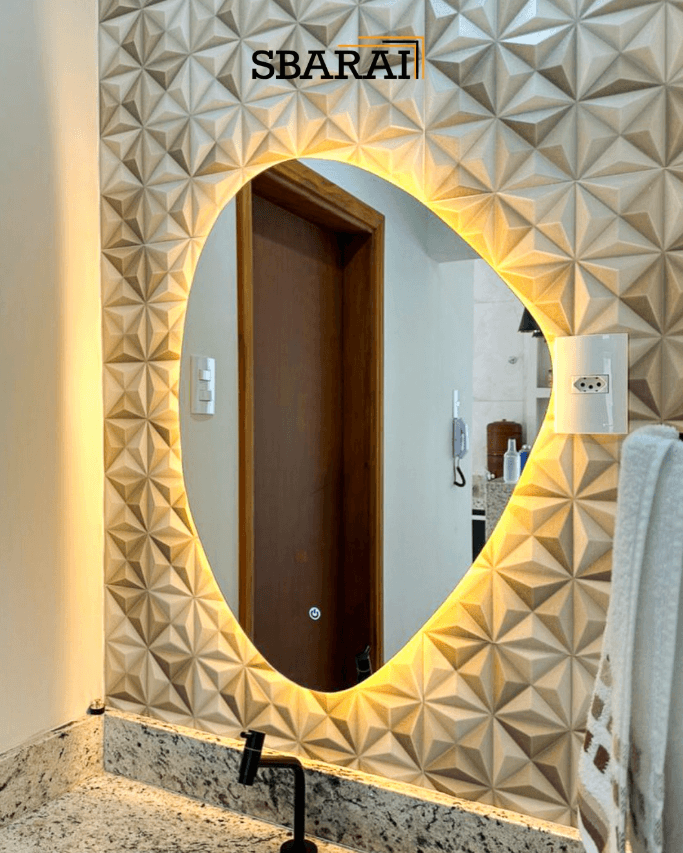 Espelho LED formato orgânico com iluminação quente