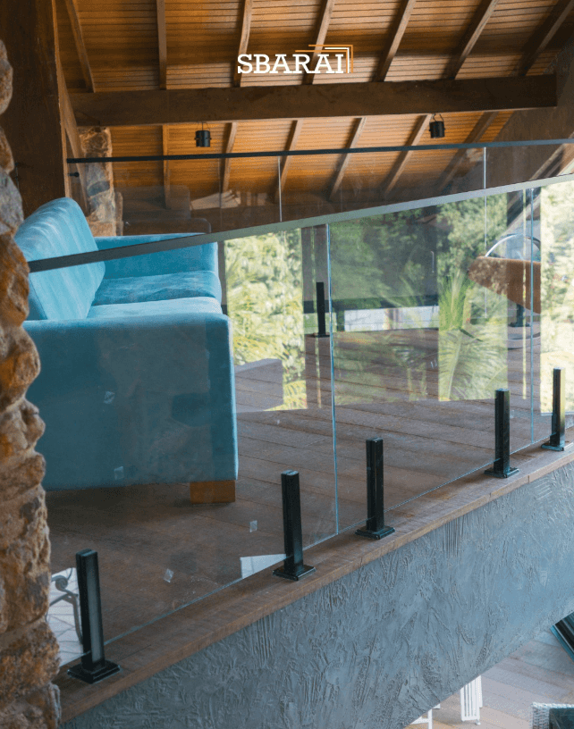 Guarda-corpo em vidro temperado na varanda