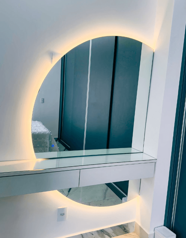 Espelho meia-lua com LED em penteadeira